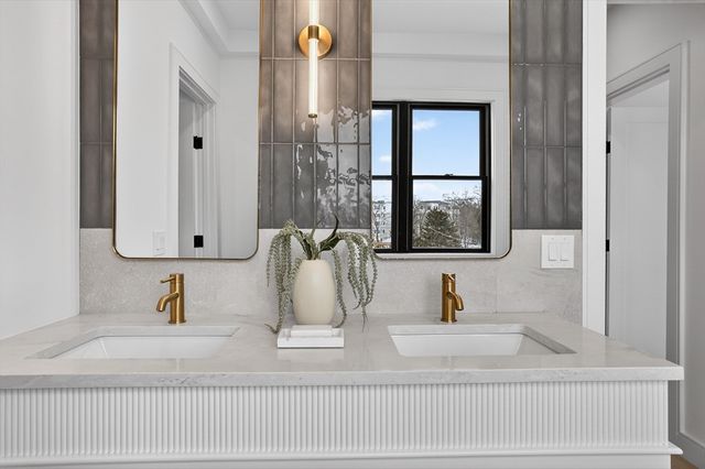 84 East Side Pkwy 84, Newton, MA 02460