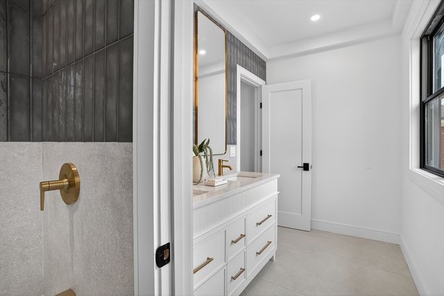 84 East Side Pkwy 84, Newton, MA 02460