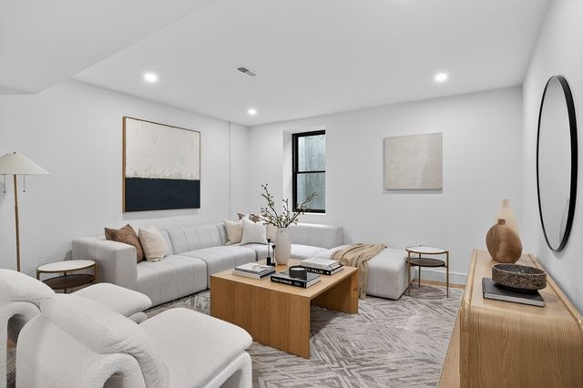 84 East Side Pkwy 84, Newton, MA 02460