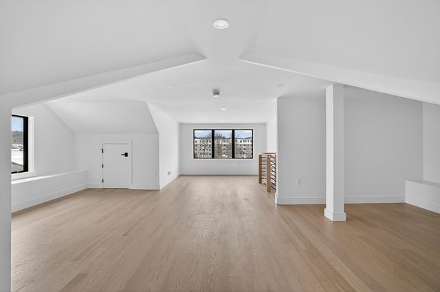 84 East Side Pkwy 84, Newton, MA 02460