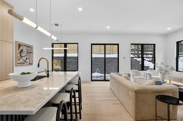 84 East Side Pkwy 84, Newton, MA 02460