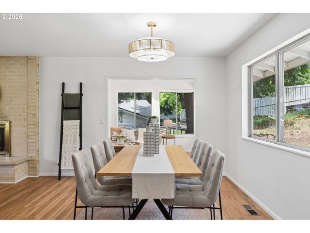 860 Nw BATTAGLIA Ave, Gresham, OR 97030