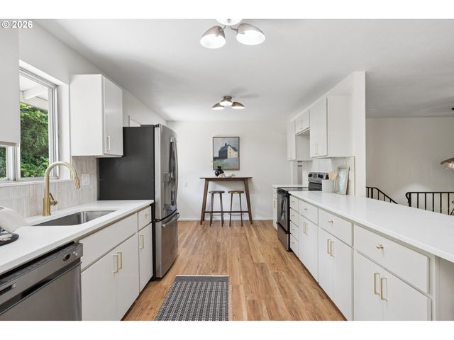 860 Nw BATTAGLIA Ave, Gresham, OR 97030