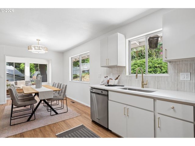 860 Nw BATTAGLIA Ave, Gresham, OR 97030
