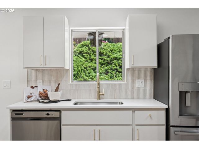 860 Nw BATTAGLIA Ave, Gresham, OR 97030