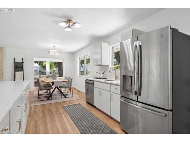 860 Nw BATTAGLIA Ave, Gresham, OR 97030