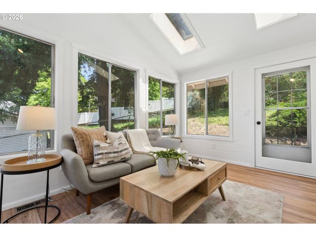 860 Nw BATTAGLIA Ave, Gresham, OR 97030