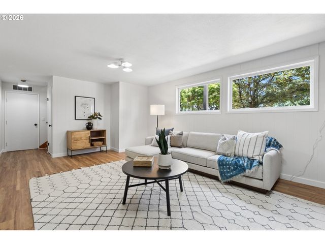 860 Nw BATTAGLIA Ave, Gresham, OR 97030
