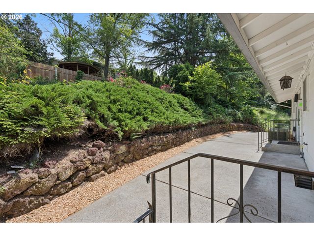 860 Nw BATTAGLIA Ave, Gresham, OR 97030