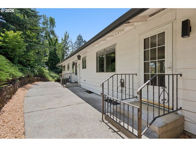 860 Nw BATTAGLIA Ave, Gresham, OR 97030