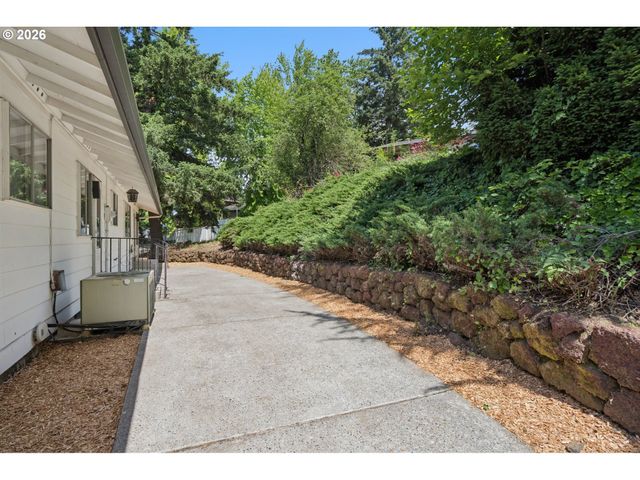 860 Nw BATTAGLIA Ave, Gresham, OR 97030