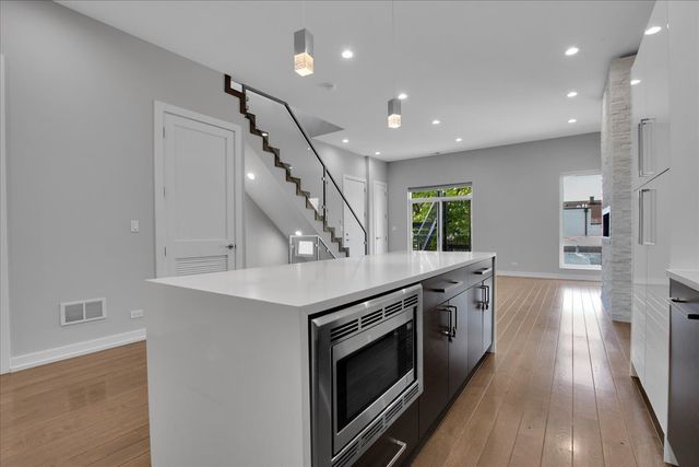 1821 W Armitage Avenue 3W, Chicago, IL 60622