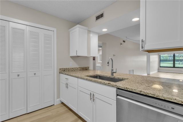 22 Plantation Drive 104, Vero Beach, FL 32966