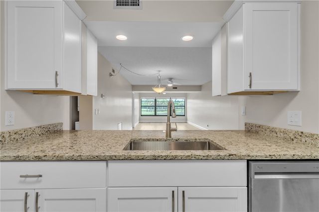 22 Plantation Drive 104, Vero Beach, FL 32966