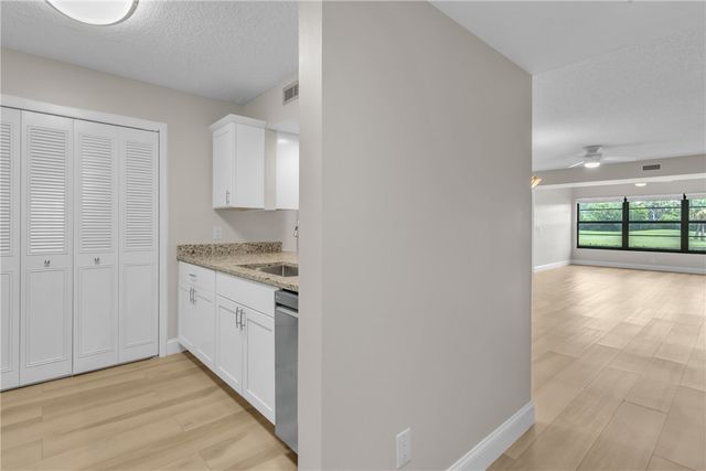 22 Plantation Drive 104, Vero Beach, FL 32966