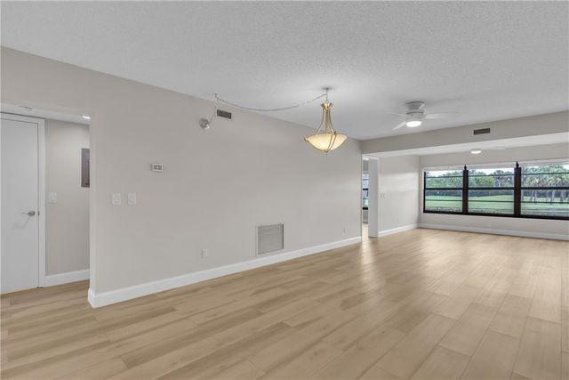 22 Plantation Drive 104, Vero Beach, FL 32966