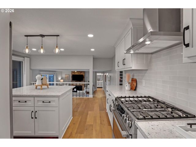 2925 Sw LURADEL Ln, Portland, OR 97219