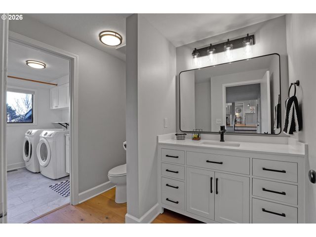 2925 Sw LURADEL Ln, Portland, OR 97219