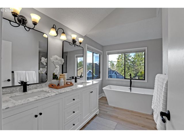 2925 Sw LURADEL Ln, Portland, OR 97219