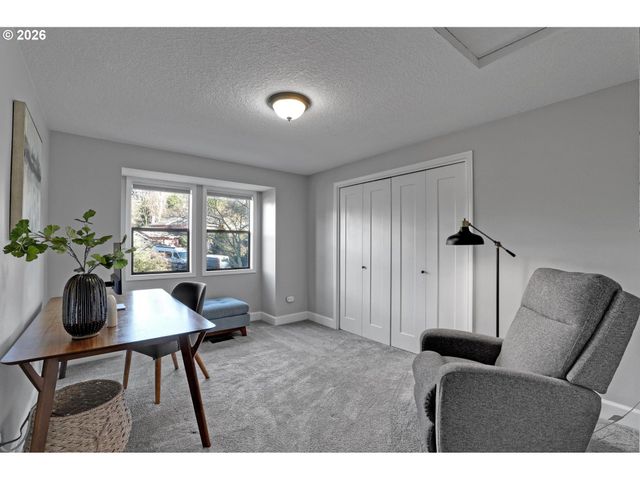 2925 Sw LURADEL Ln, Portland, OR 97219