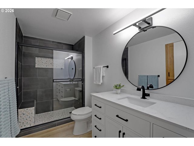 2925 Sw LURADEL Ln, Portland, OR 97219