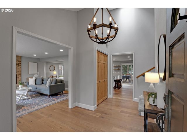 2925 Sw LURADEL Ln, Portland, OR 97219