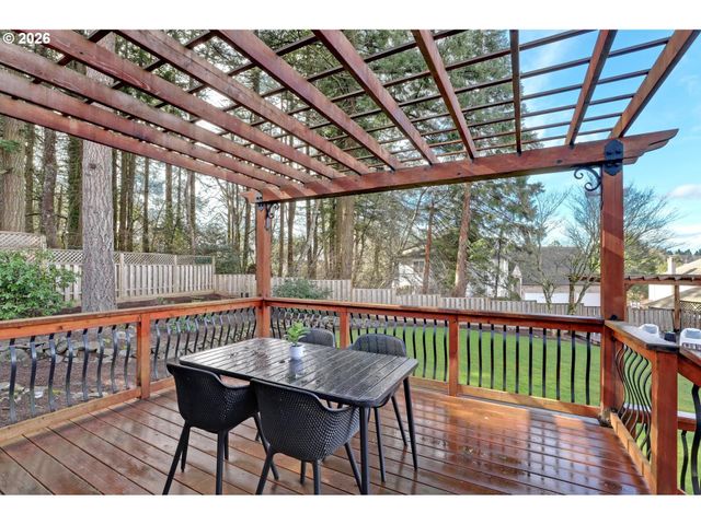 2925 Sw LURADEL Ln, Portland, OR 97219