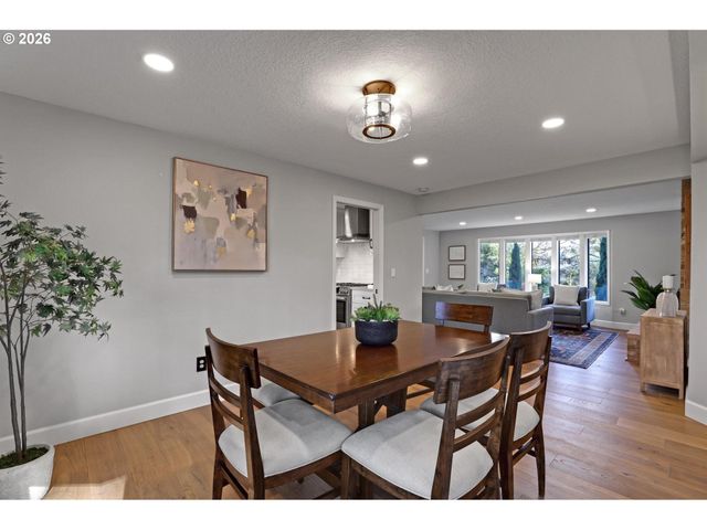 2925 Sw LURADEL Ln, Portland, OR 97219