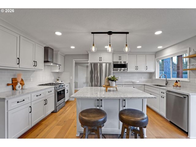 2925 Sw LURADEL Ln, Portland, OR 97219