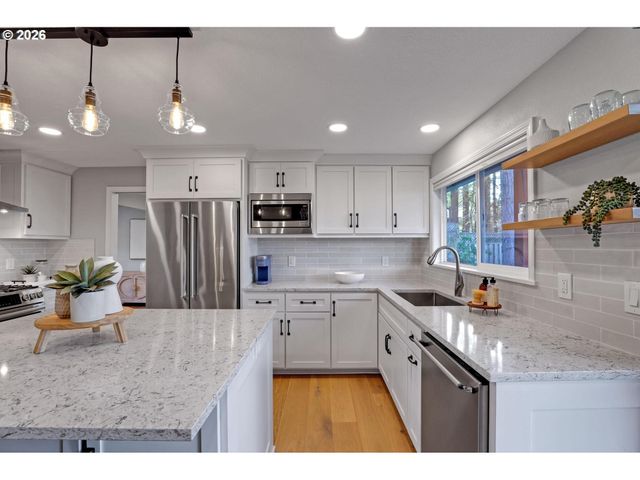 2925 Sw LURADEL Ln, Portland, OR 97219