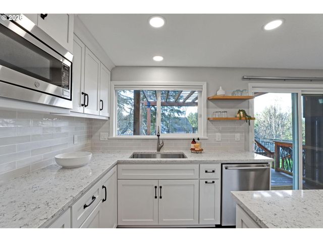 2925 Sw LURADEL Ln, Portland, OR 97219