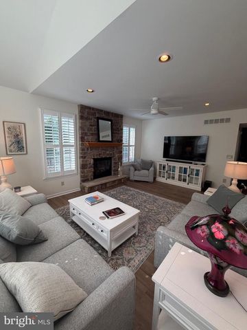 1011 CREEKVIEW DR, Pennsburg, PA 18073