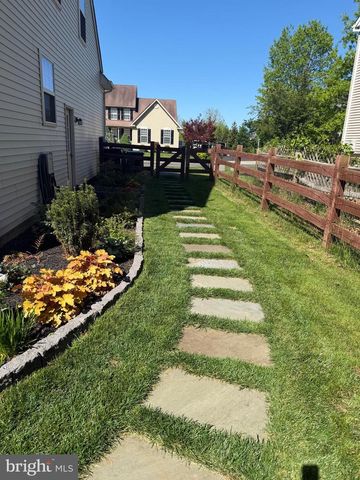 1011 CREEKVIEW DR, Pennsburg, PA 18073