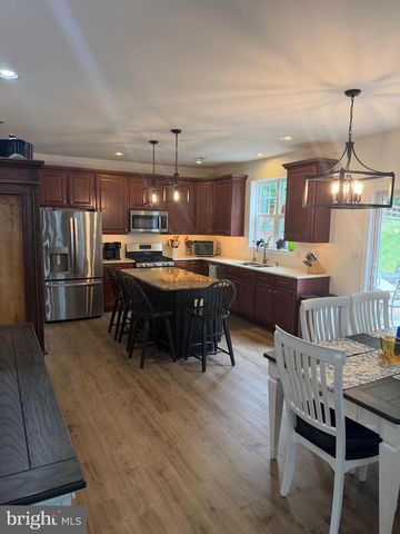1011 CREEKVIEW DR, Pennsburg, PA 18073