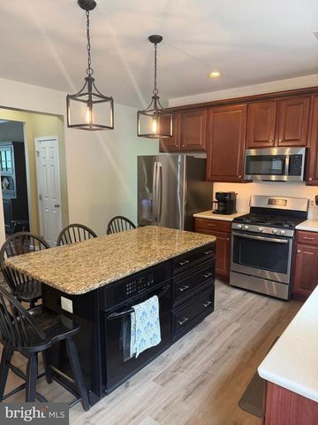 1011 CREEKVIEW DR, Pennsburg, PA 18073