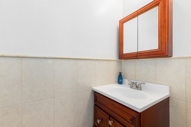 8512 SMITH AVE, North Bergen, NJ 07047