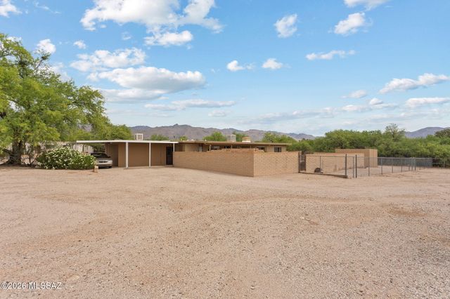 10100 E Moccasin Place, Tucson, AZ 85749