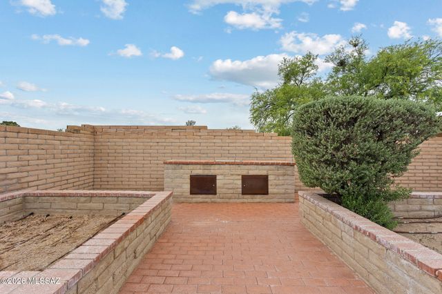 10100 E Moccasin Place, Tucson, AZ 85749