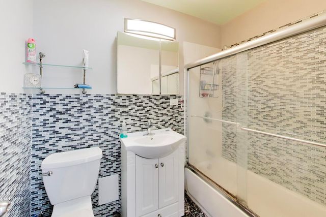3111 W Foster Avenue, Chicago, IL 60625