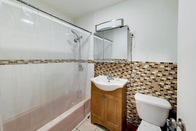 3111 W Foster Avenue, Chicago, IL 60625