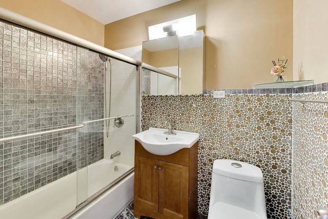 3111 W Foster Avenue, Chicago, IL 60625