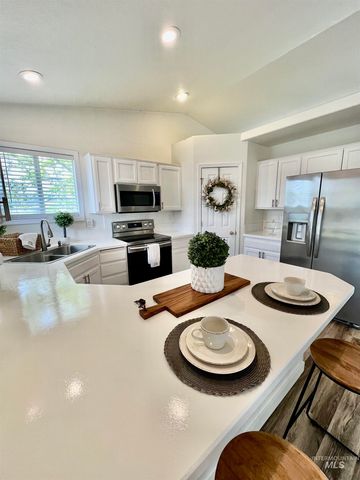 1690 Targhee, Mountain Home, ID 83647