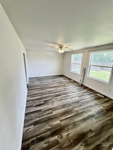 1690 Targhee, Mountain Home, ID 83647