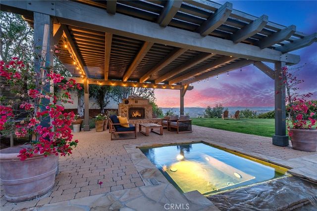 25473 Prado De Las Calabazas, Calabasas, CA 91302