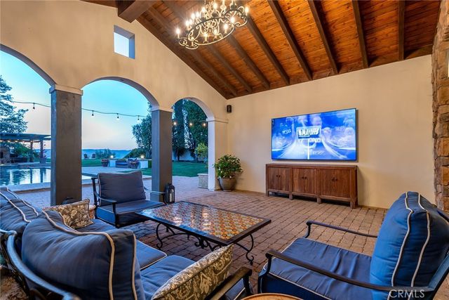 25473 Prado De Las Calabazas, Calabasas, CA 91302
