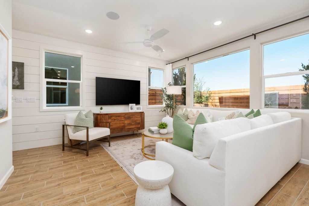 Image 5 of property listing at 1536 Bloom Lane, Clovis, CA 93619