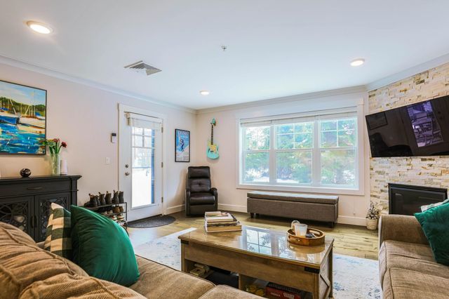 2075 Lafayette Rd Unit A18, Portsmouth, NH 03801