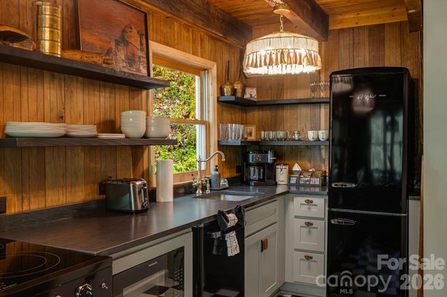 155 Spivey Mountain Road, Asheville, NC 28806