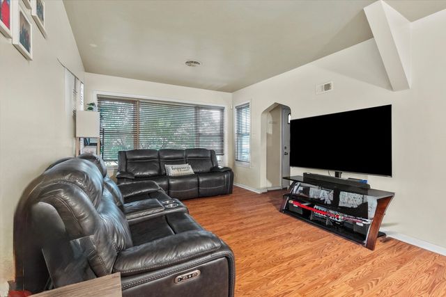 4820 W Haddon Avenue, Chicago, IL 60651