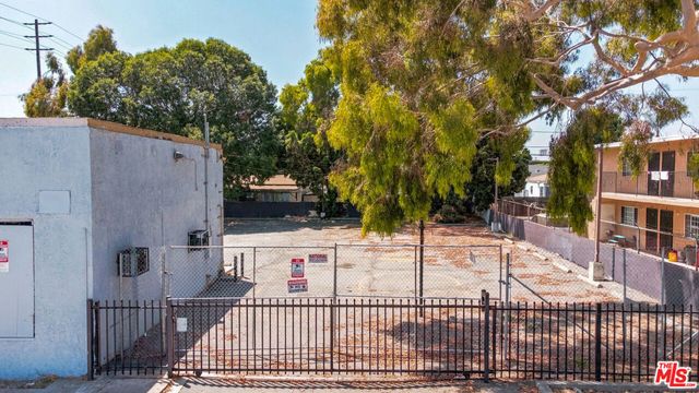 9145 S Broadway, Los Angeles, CA 90003